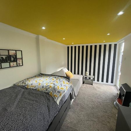 Beautiful Place To Live Near Heathrow Windsor Legoland & Free Parking Onsite 伯恩汉 外观 照片
