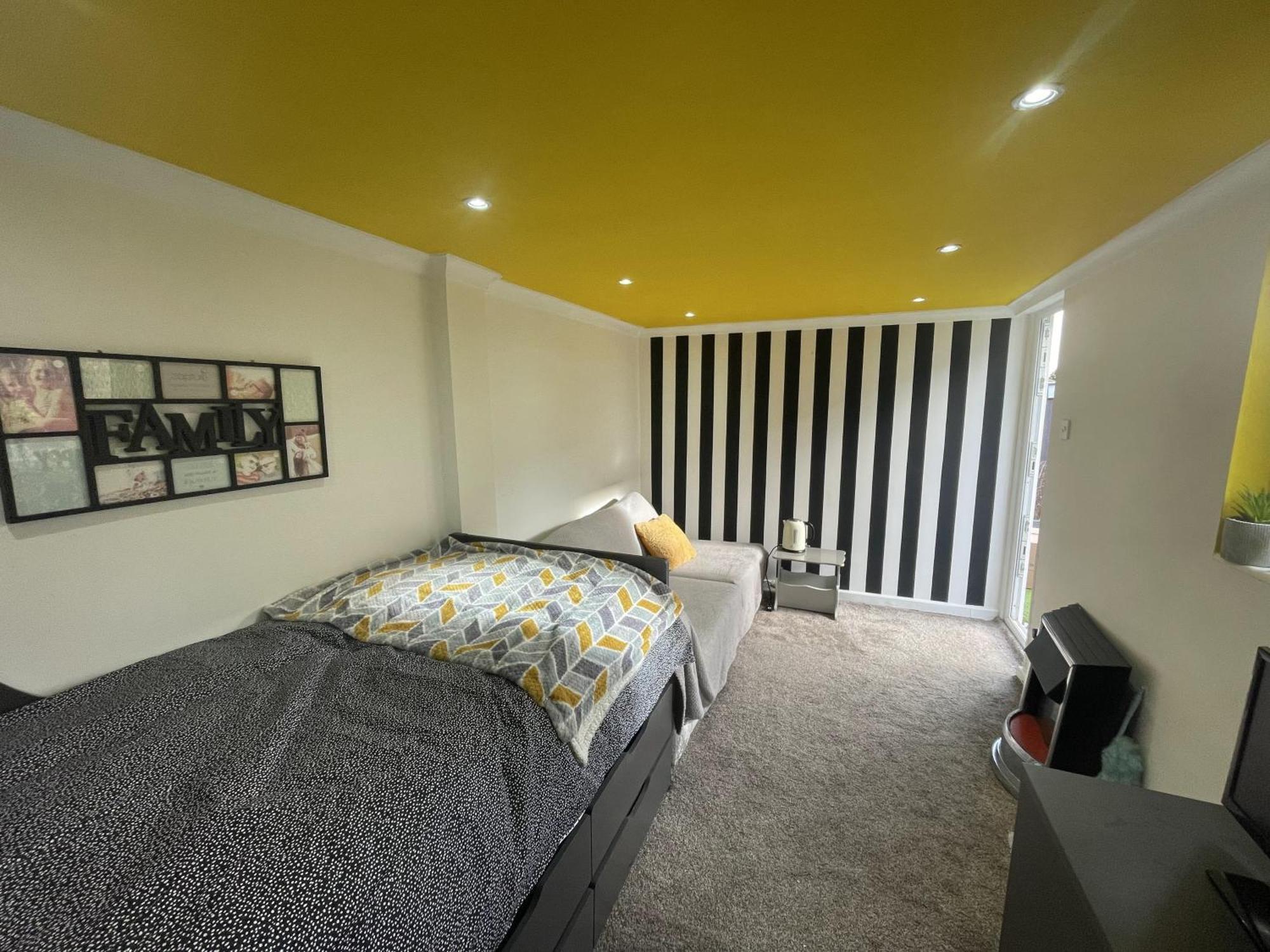 Beautiful Place To Live Near Heathrow Windsor Legoland & Free Parking Onsite 伯恩汉 外观 照片