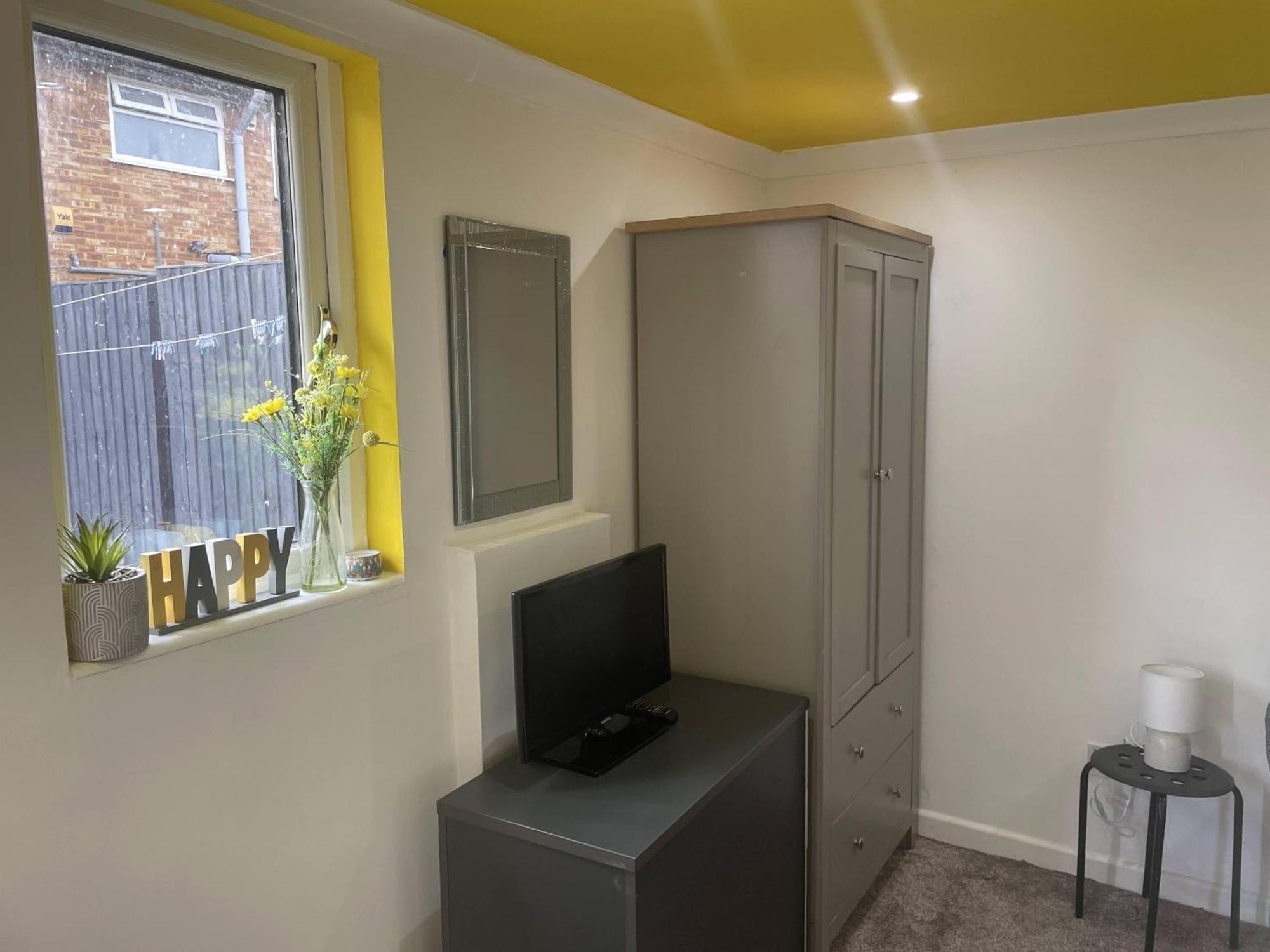 Beautiful Place To Live Near Heathrow Windsor Legoland & Free Parking Onsite 伯恩汉 外观 照片