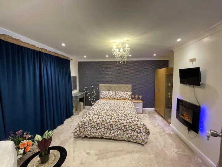 Beautiful Place To Live Near Heathrow Windsor Legoland & Free Parking Onsite 伯恩汉 外观 照片