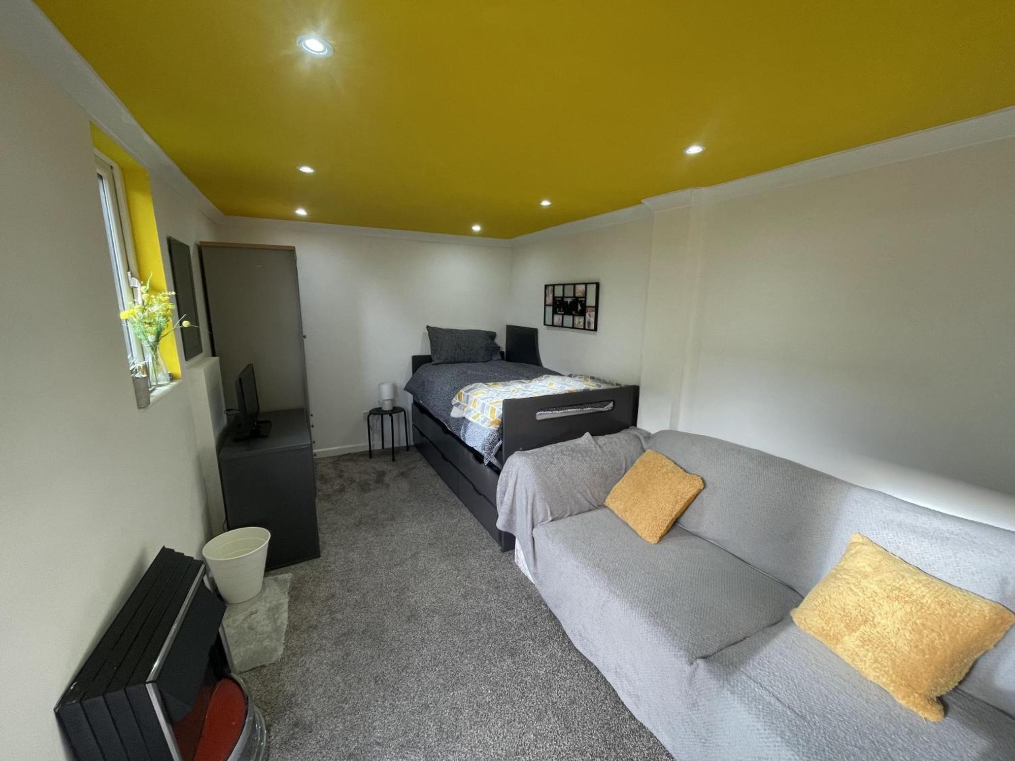 Beautiful Place To Live Near Heathrow Windsor Legoland & Free Parking Onsite 伯恩汉 外观 照片