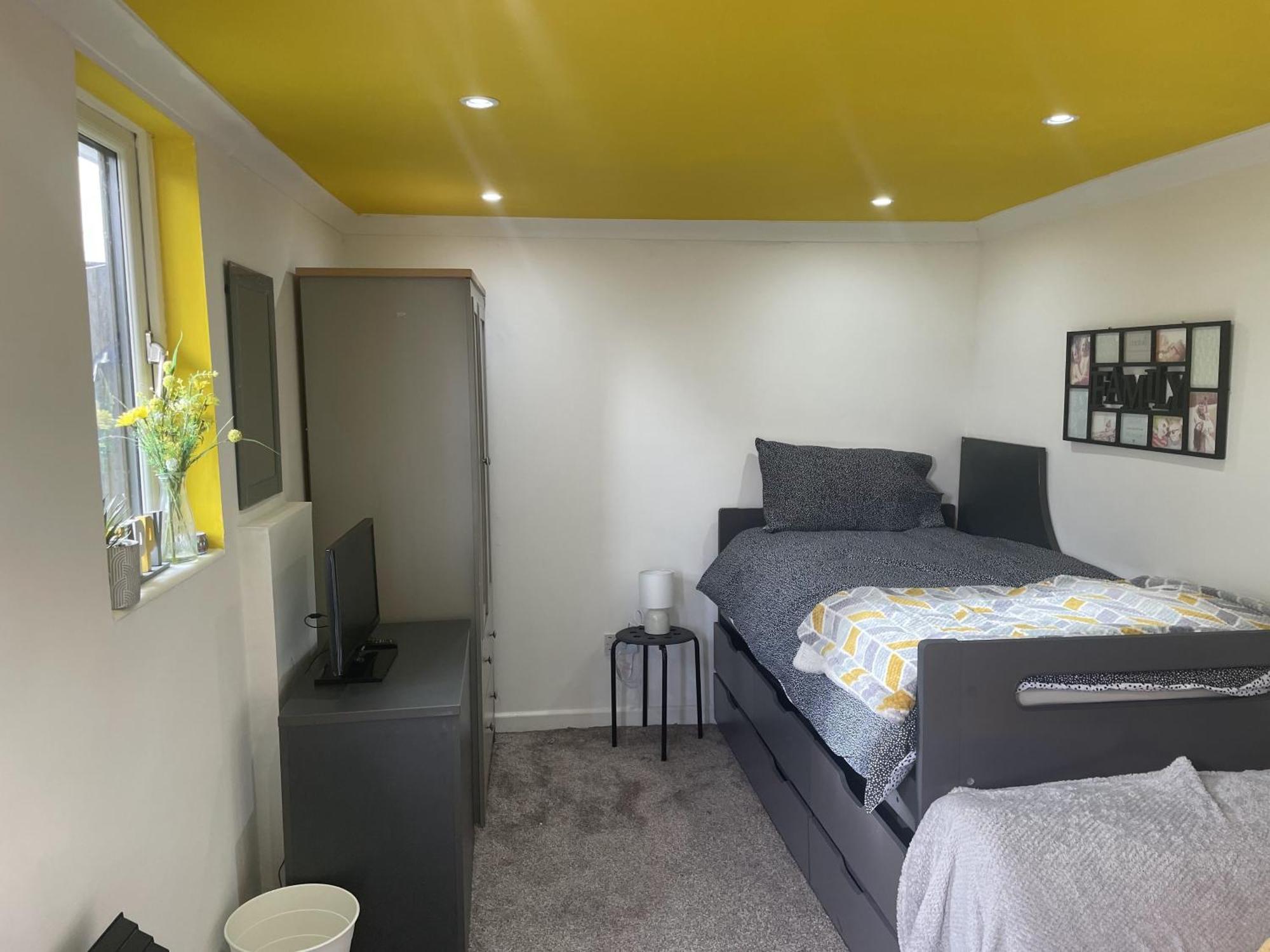Beautiful Place To Live Near Heathrow Windsor Legoland & Free Parking Onsite 伯恩汉 外观 照片